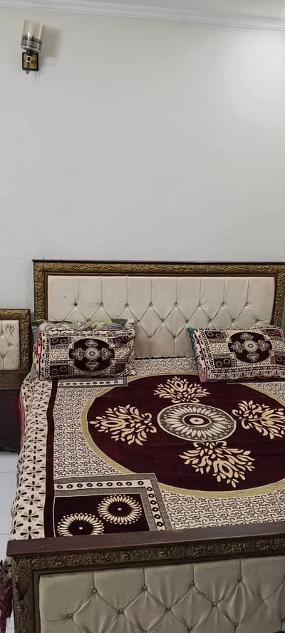 BED WITH SIDE TABLES