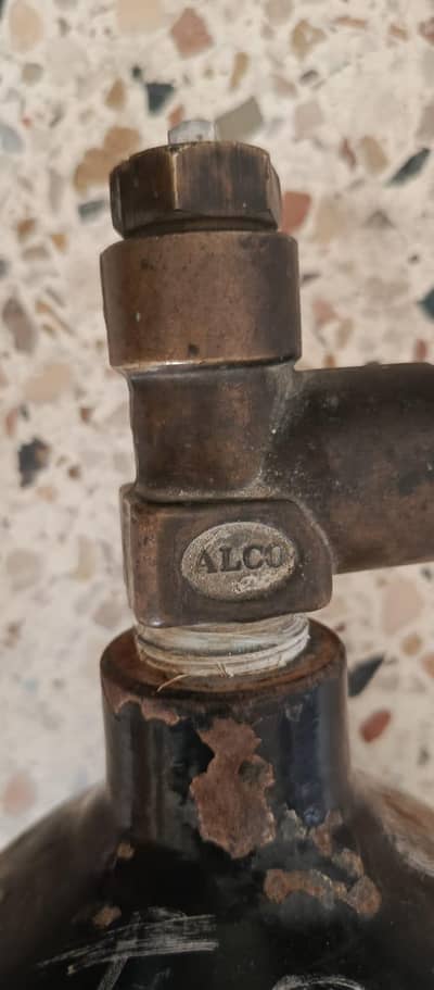 Oxygen cylinder