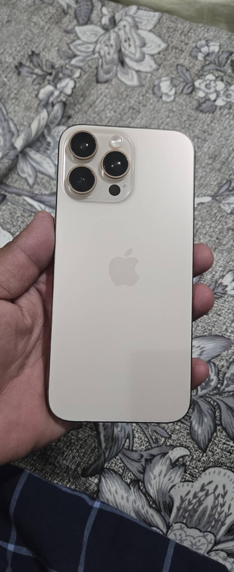 iPhone 16 pro max 4