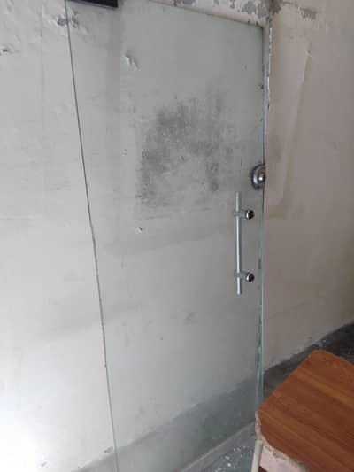 shop door for sale 6/7  with all assesrios only 20k