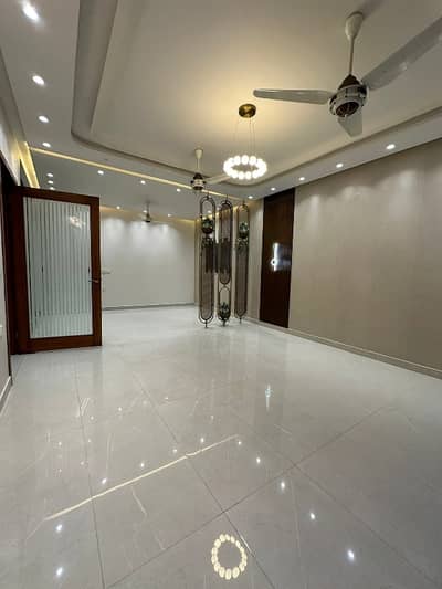 10.50 MARLA LUXURY HOUSE FOR SALE IN CANAL ROAD SOCIETY FAISALABAD