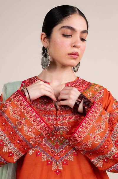 ladies 3 pc suit lawn . .
