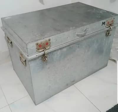 storage box/ trunk/petti