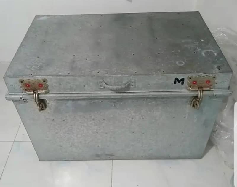 storage box/ trunk/petti 1