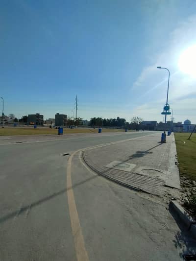 2.50 KANAL LAND 80 FEET FRONT FACING MAIN CANAL ROAD NEAR GREEN AVENUE COMMERCIAL MARKET AVAILABLE FOR RENT & LEASING FOR 15 YEARS