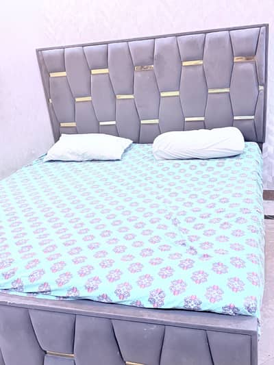 Bed set for sale with 2 side table and dresser