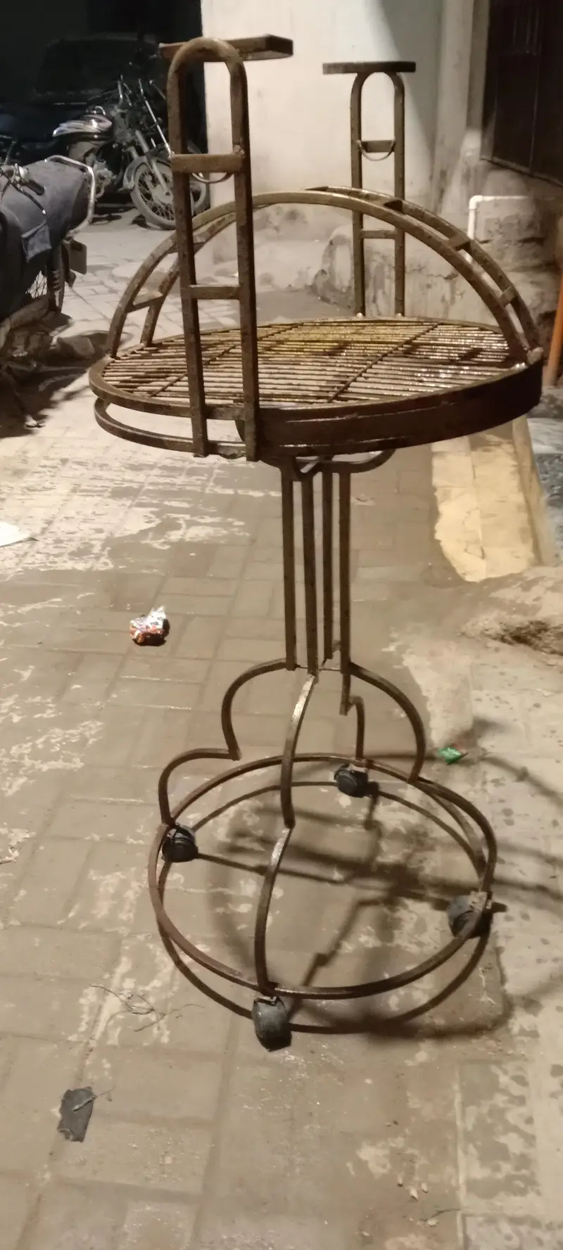 grey and macow sitting stand — photo 3