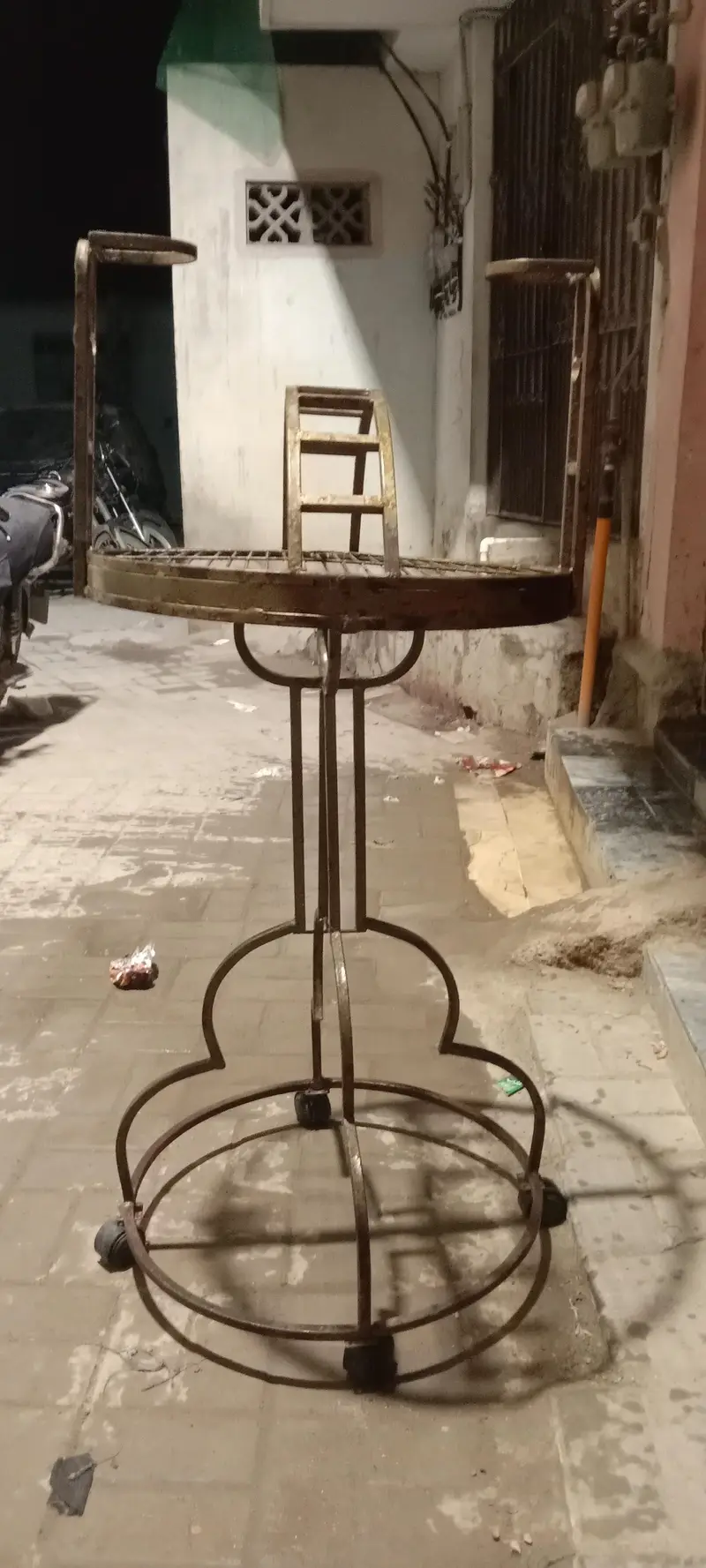 grey and macow sitting stand — photo 4