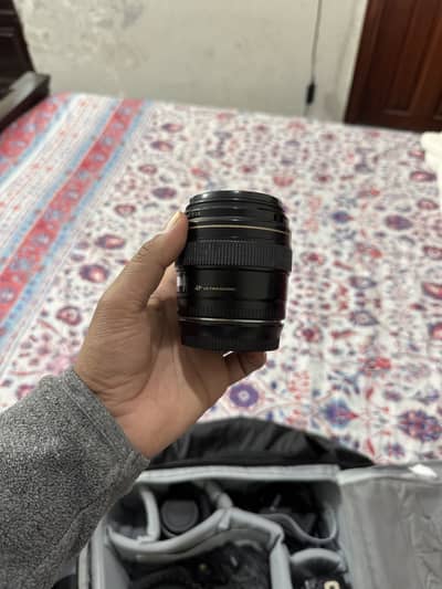 Canon 85mm f1.8 lens in 10/10 condition with box