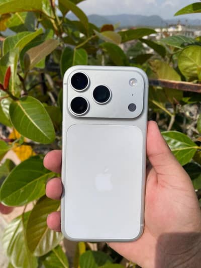 iphone 17 pro 10/10 condition 256 gb white colour