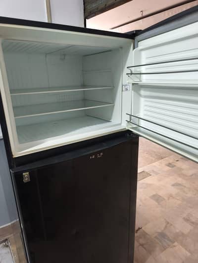Dawlance Refrigerator Big Size with glass shelfs