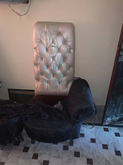 Bhot achi condision hai shadi hall sofa hai