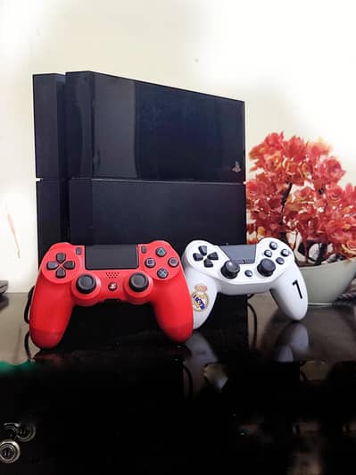 10/10 Sony PlayStation 4 (PS4) with 2 Controllers and 5 games