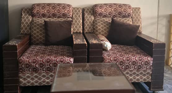 5seatr Sofa in Good Condition with covers