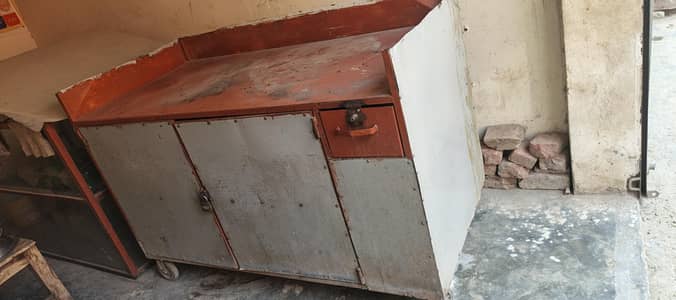 used counter in good condition with glass plus frams inside