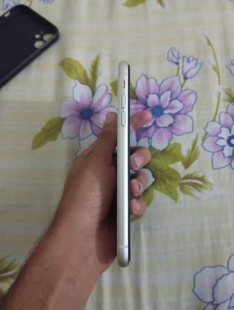 IPHONE 11 5