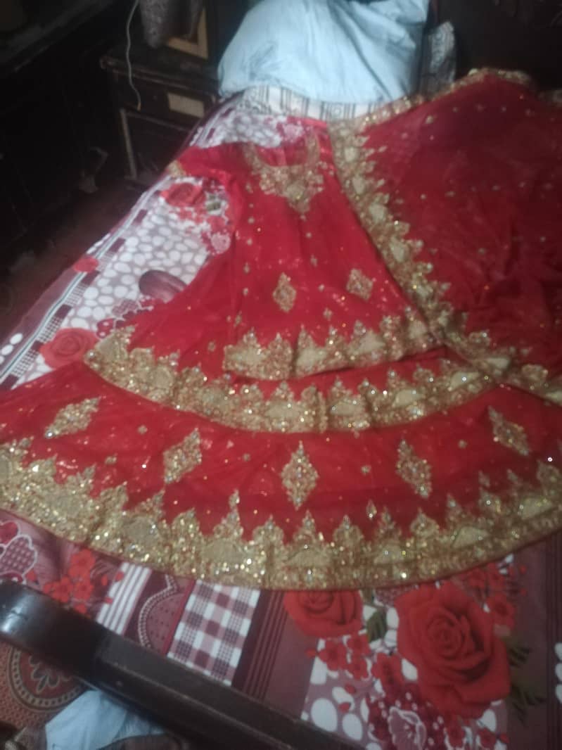 خوبصورت برائیڈل لہنگا سیل کے لیے 4
