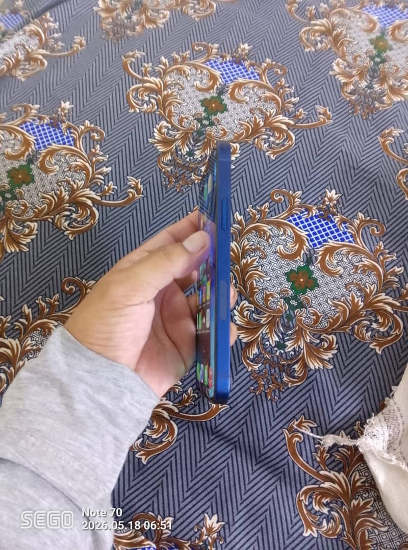 Apple iPhone 12 4