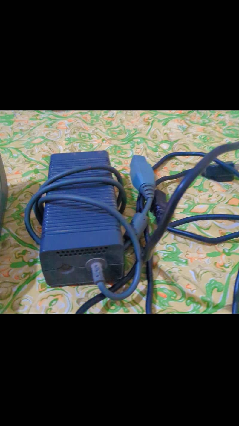 xbox360 with 2 controller 2