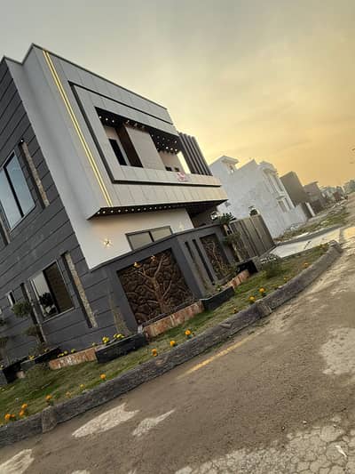 CORNER 6.5 MARLA HOUSE FOR SALE