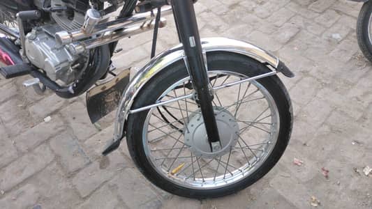 Honda 125. Bike. Har chez original hai koi km ni hai