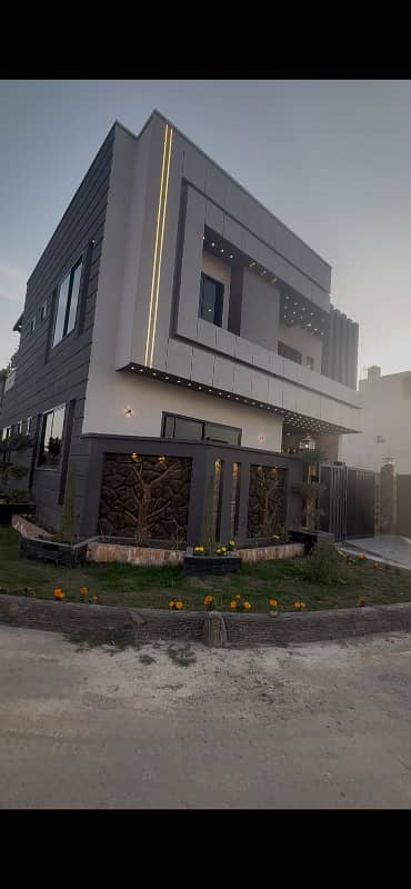 6.5 MARLA CORNER PRIME LOCATIOUN HOUSE