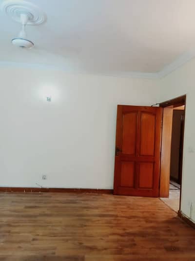 555 Square Yards 50*100 Cda Transfer Corner With Huge Extra Land House Available In F-10/2 On Main Double Road