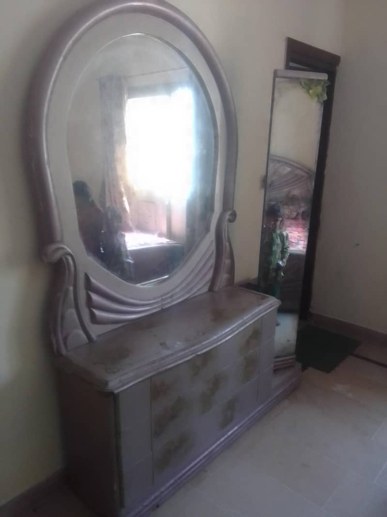 king bed . dressing. divider 2