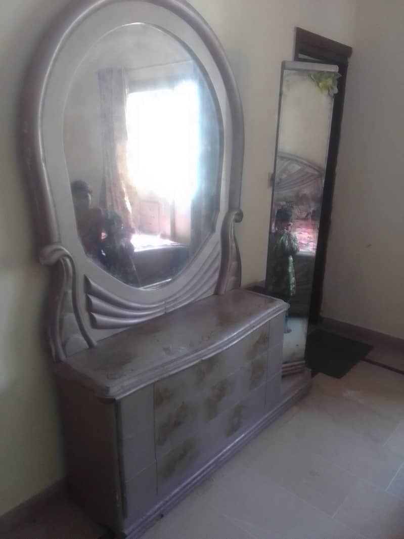 king bed . dressing. divider 3