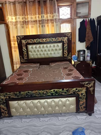 bedset with sidetable