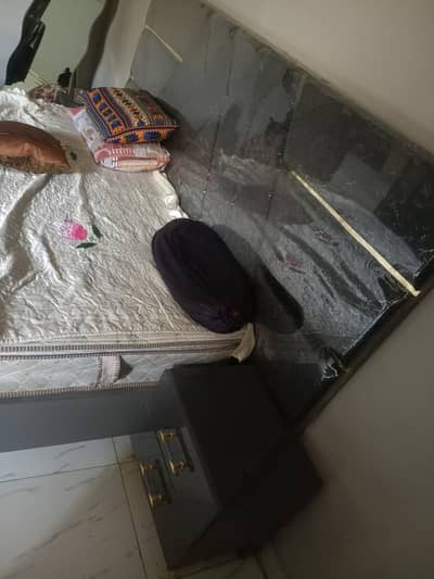 brand new hai just 2 month use hua hai lakri ka hai
