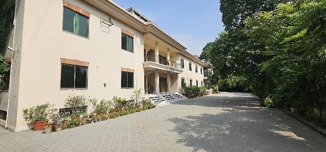 4 Kanal Commercial Building Available For Rent  25000