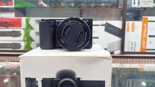 SONY ZVE10 WITH KIT LENS