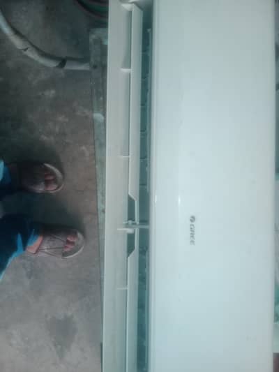 1 ton split unit bilkul ok hai gas haji