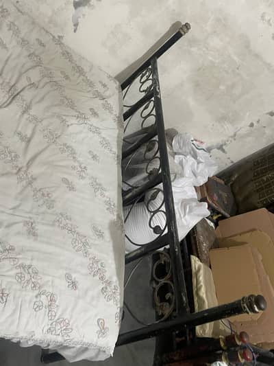 Iron pipe bed good condition