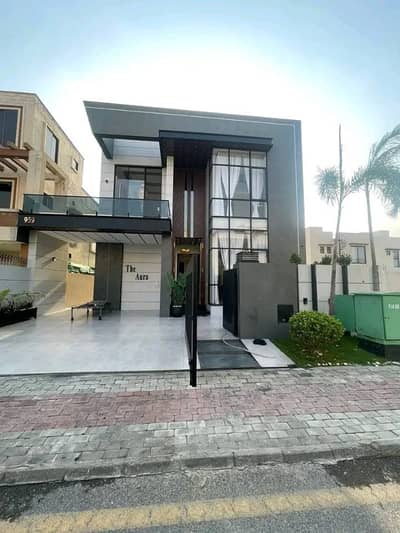 10 Marla Luxury House is Available for Rent in Bahria Town Lahore