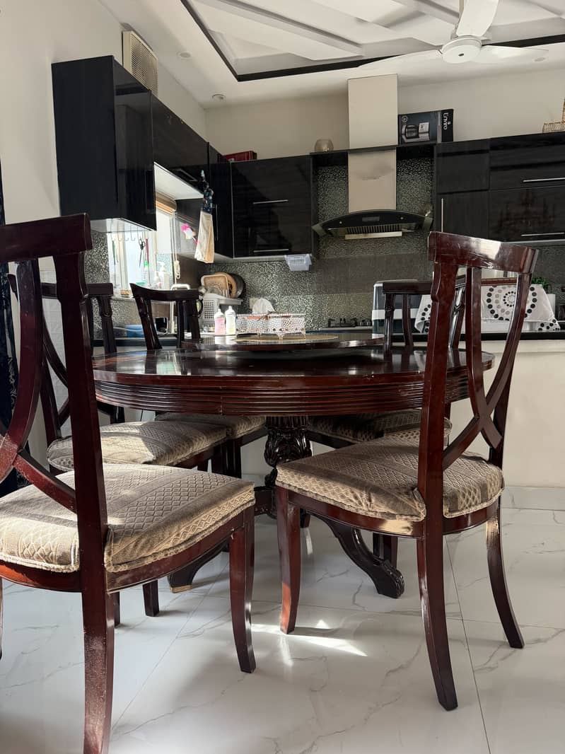 5 seater dining table 0