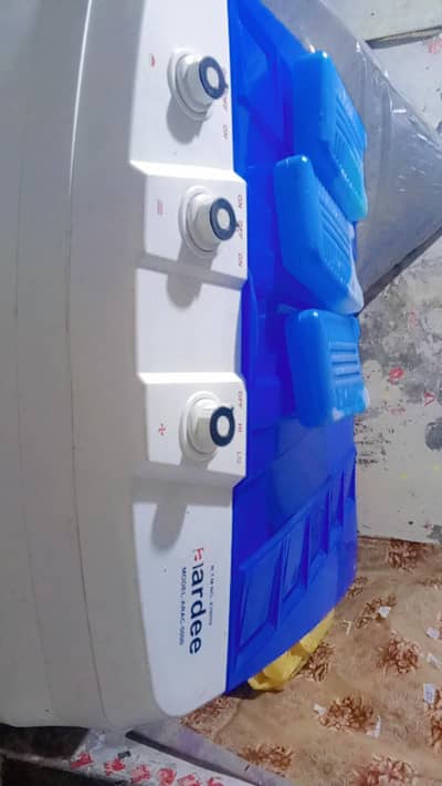 arDee full size room cooler with three Colling gell bottles.