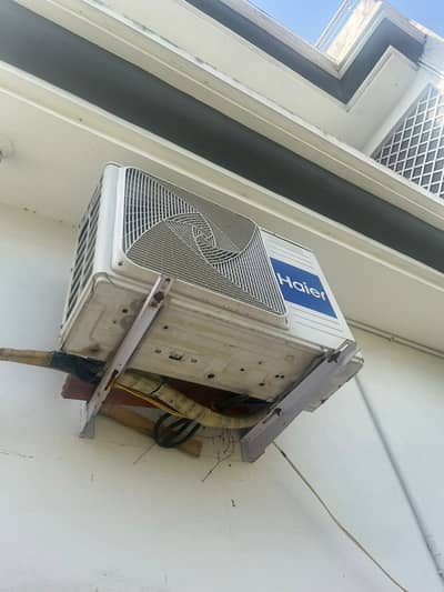 Haier Dc invertr hai 1 ton ka ha just gass leak ha