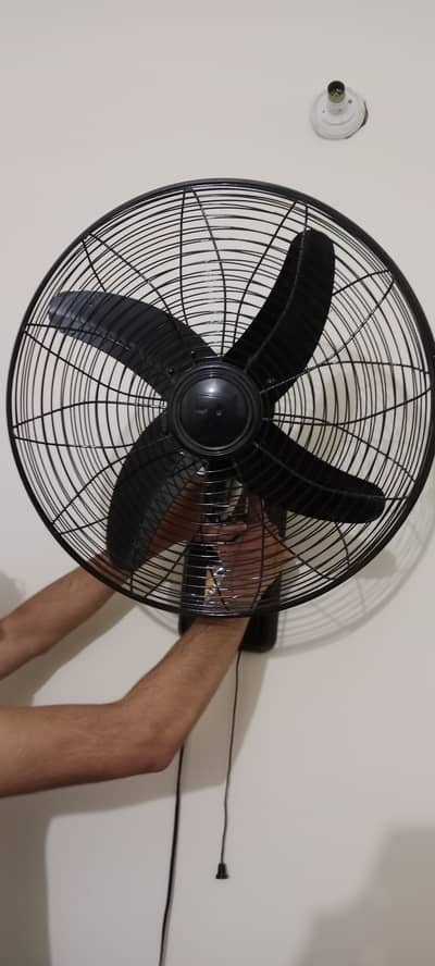 Braket fan within Warranty
