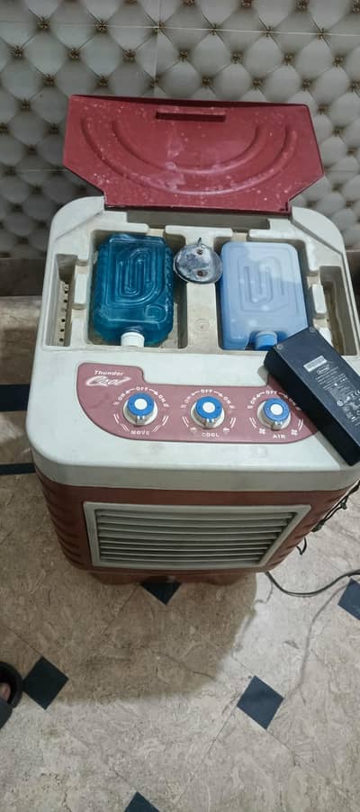 Moving Air cooler with 4 gel bottles and heavy supply.