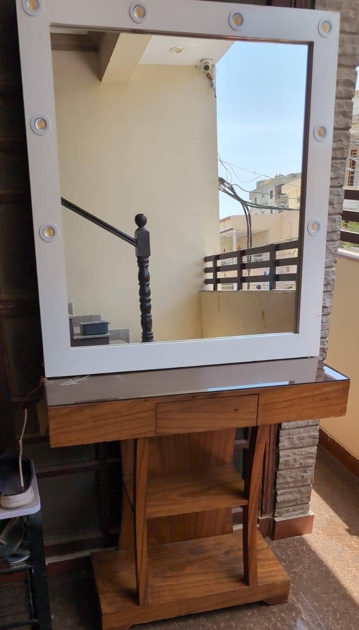 Dressing table with mirror 0
