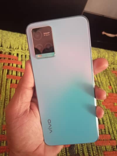 8/128 se vivo box charger bhi h  mobile mein koi faad Nahin hai