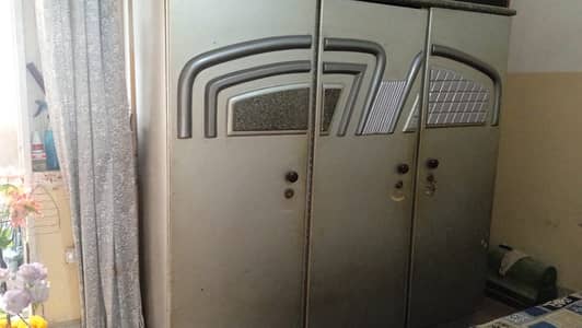 Almeerah Color : Gray with 3 doors