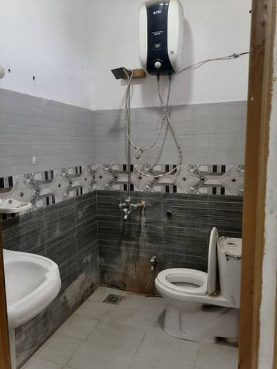 1 room available for rent in h13 for batchlers