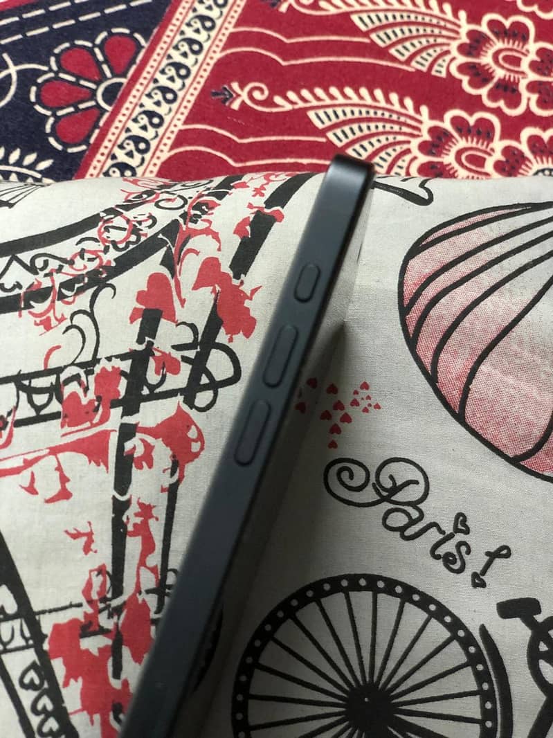 Apple iPhone 16e 2