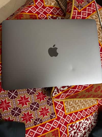 Macbook pro 2018 i5 8/256