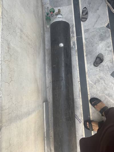 Oxygen cylinder with regulator