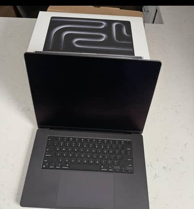 Apple Macbook Pro M2 Max 1 TB 14 inch display screen