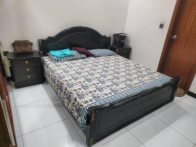 Bed with 2 side tabbels and 1 Dressing table without Metress
